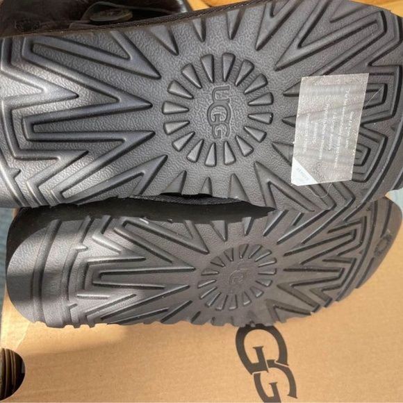 NEW 6 AUTHENTIC UGG Women's Bailey Button II Boot, Black, 6 - Picture 8 of 10